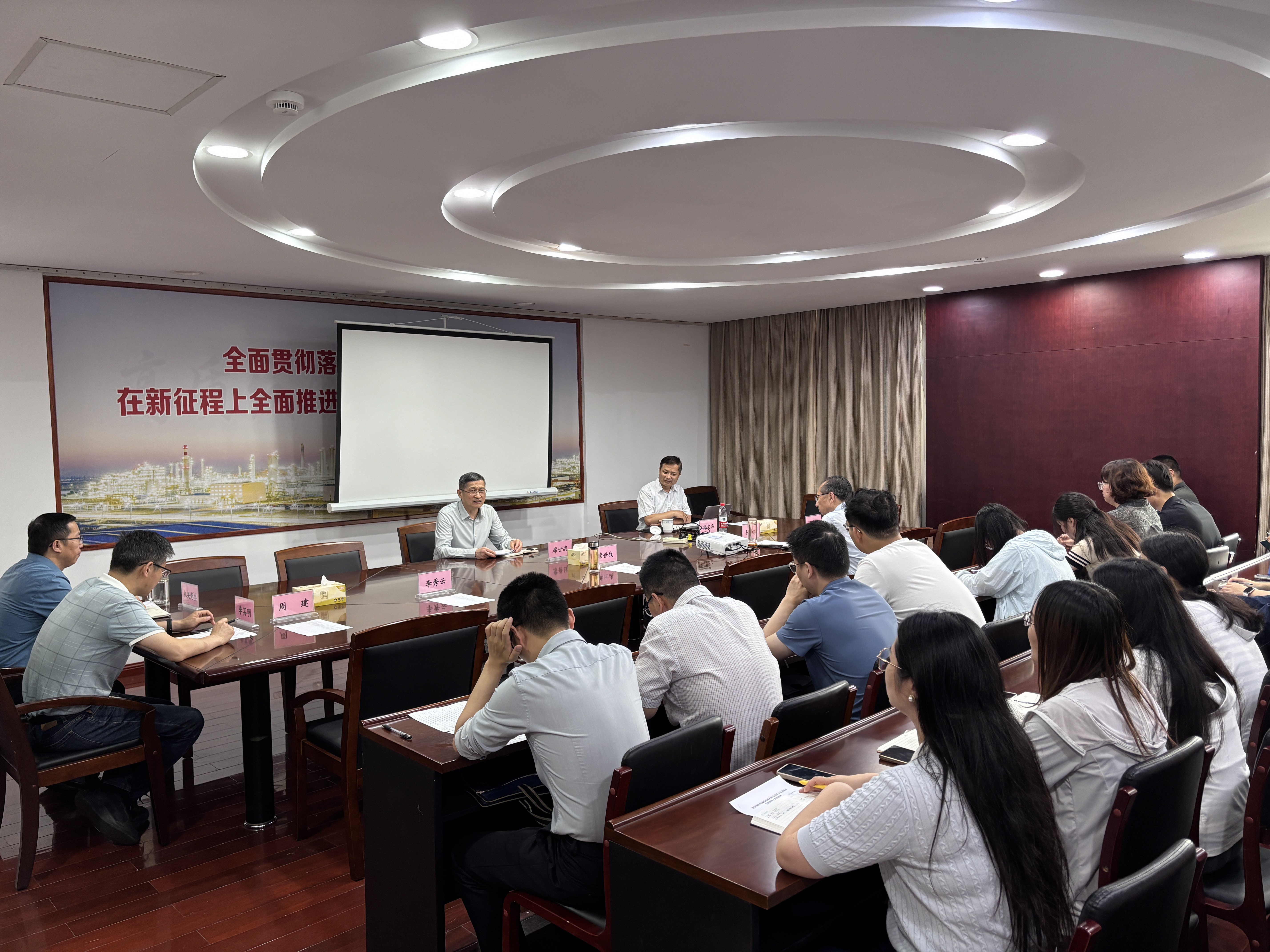 3.青年干部以学促干、以研促干.jpg