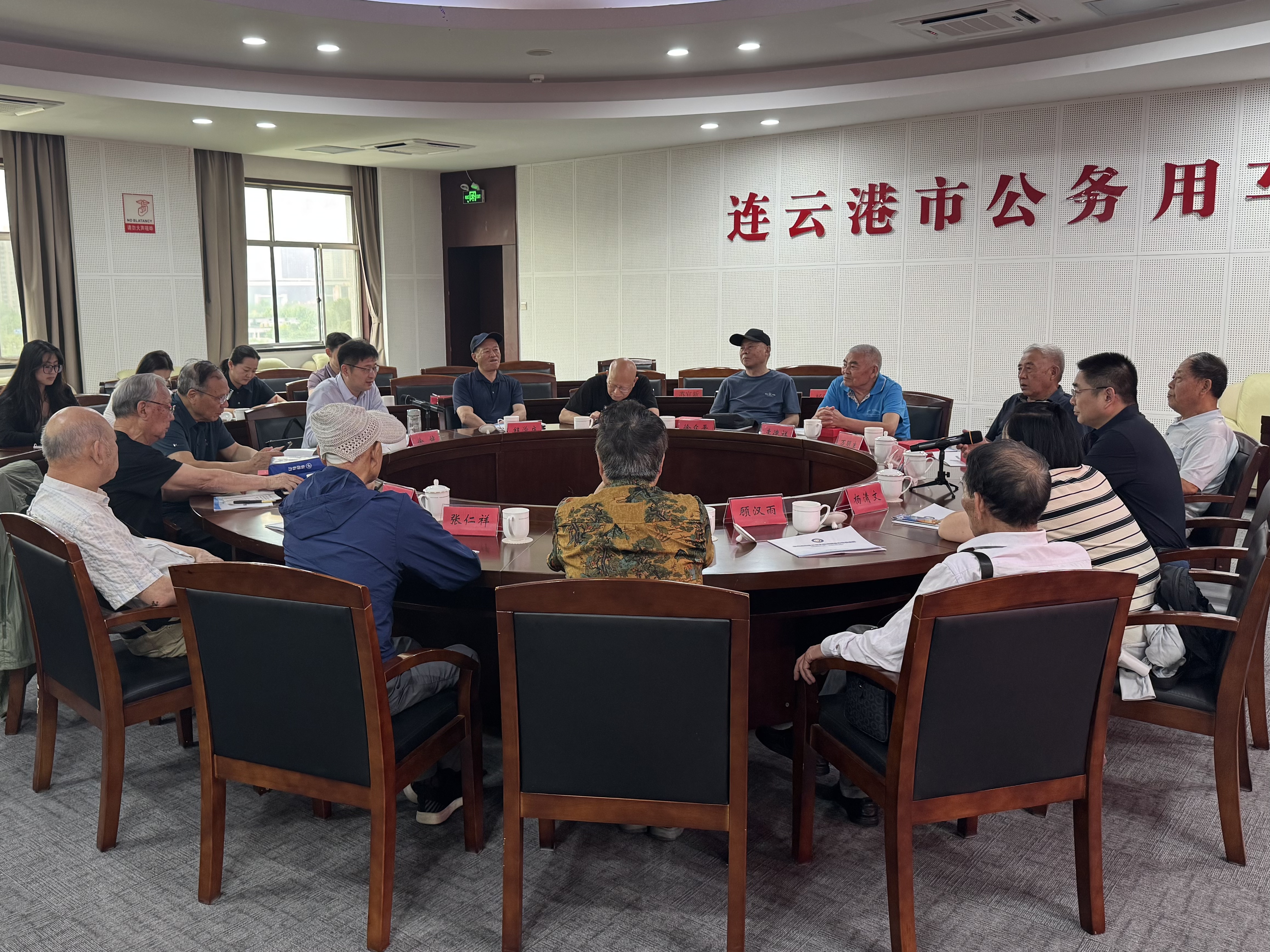 银发共览新变化 初心同筑新篇章——市机关事务管理局开展离退休党支部主题党日暨专题调研活动.jpg
