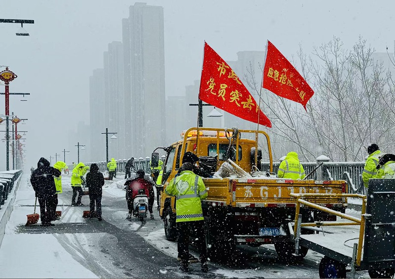 3.1扫雪除冰：市政公用行业党员突击队开展冬季扫雪除冰专项行动.jpg